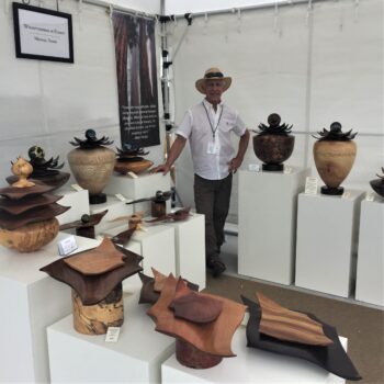 Ông Mike Sorge trưng bày tác phẩm của mình ở Lễ hội Gasparilla năm 2022. (Ảnh: Đăng dưới sự cho phép của ông Mike Sorge)