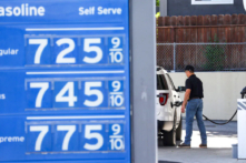 Bảng giá xăng trên 7.00 USD một gallon được trưng bày tại một trạm xăng Chevron ở Menlo Park, California, hôm 25/05/ 2022. (Ảnh: Justin Sullivan/Getty Images)
