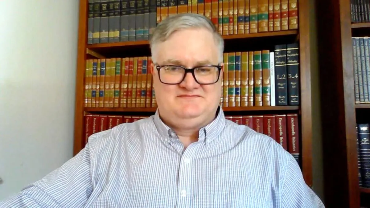 Ông Kelly Kinkade, chủ tịch Viện Trường phái Khắc kỷ, trong một cuộc phỏng vấn vào hôm 13/02/2023. (Ảnh chụp màn hình/NTD)