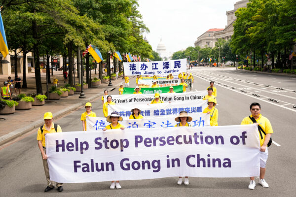 Vào ngày 21/07/2022, các học viên Pháp Luân Công diễn hành trên đại lộ Pennsylvania, ở Hoa Thịnh Đốn, để tưởng niệm 23 năm ngày Trung Cộng đàn áp môn tu luyện tinh thần này ở Trung Quốc (Ảnh: Larry Dye/ The Epoch Times)