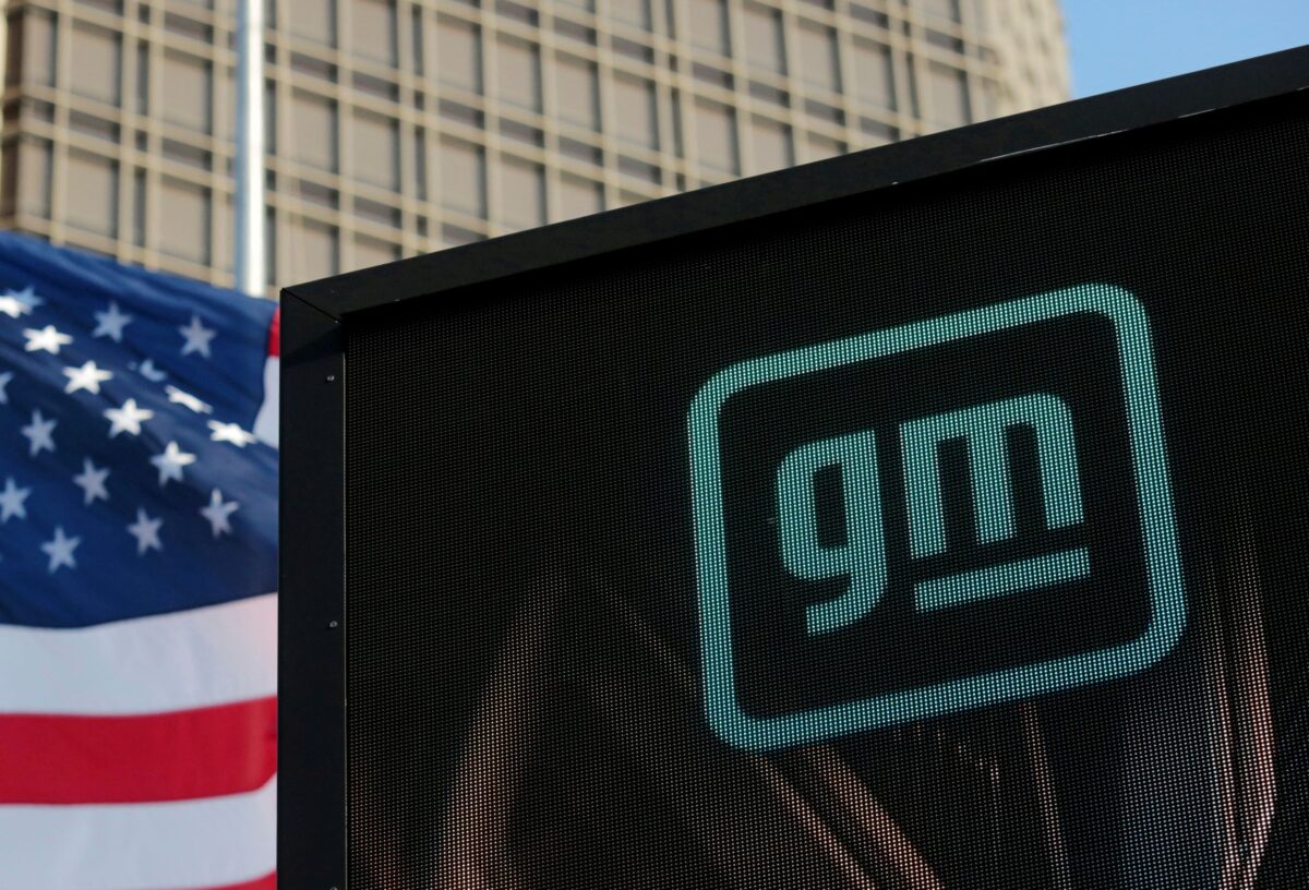 Logo mới của General Motors (GM) trên mặt tiền của trụ sở GM ở Detroit vào ngày 16/03/2021. (Ảnh: Rebecca Cook/Reuters)
