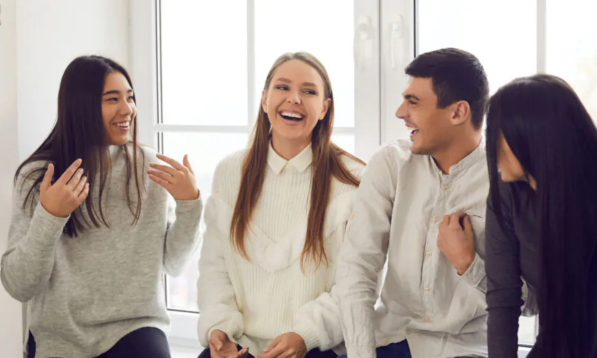 Nghiên cứu: Những người sống nội tâm hạnh phúc hơn khi họ “hành động” như người hướng ngoại