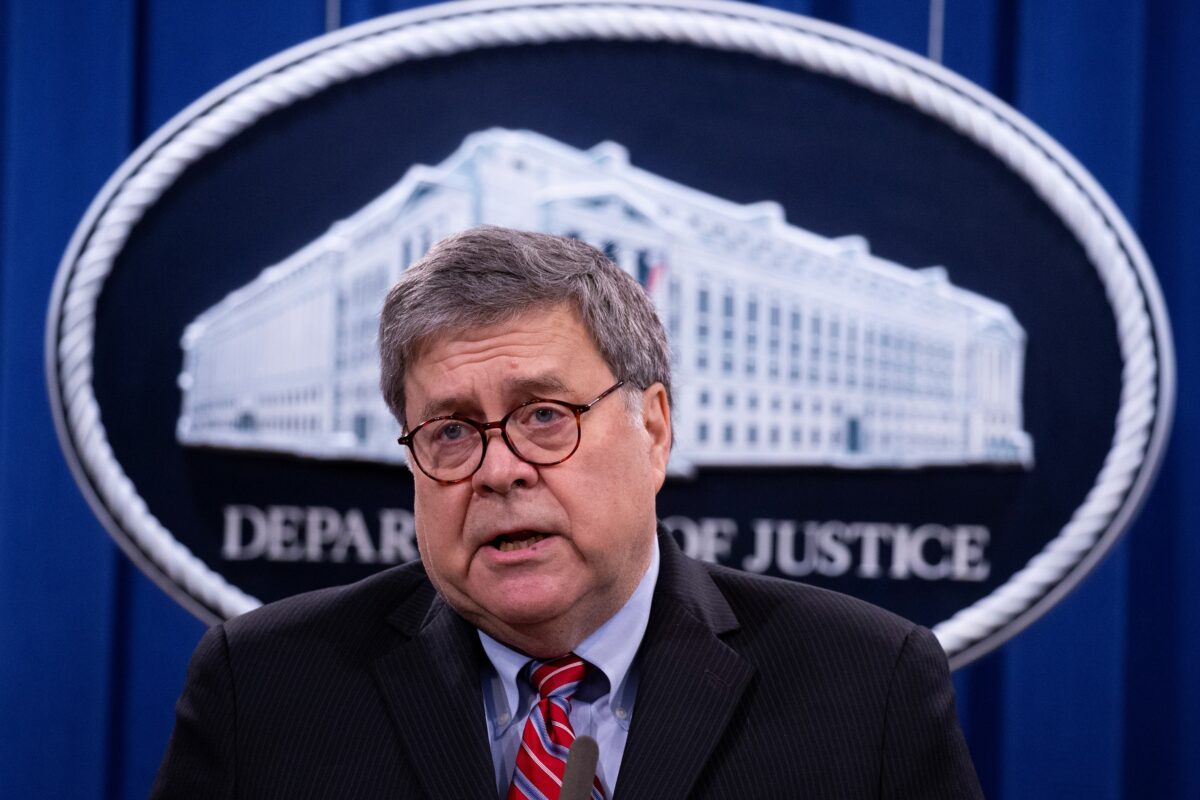 Tổng Chưởng lý đương thời William Barr tham gia một cuộc họp báo tại Bộ Tư pháp ở Hoa Thịnh Đốn vào ngày 21/12/2020. (Ảnh: Michael Reynolds/Pool qua Reuters)