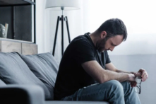 Việc đưa các sàng lọc về chứng rối loạn lo âu vào phạm vi bảo hiểm có thể tạo điều kiện chẩn đoán và can thiệp kịp thời cho những người có thể đang bị lo lắng. (Ảnh: LightField Studios/Shuttertock)