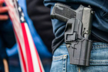 Một khẩu súng ngắn nằm trong một bao súng trong một bức ảnh tài liệu. (Ảnh: David Ryder/Getty Images)