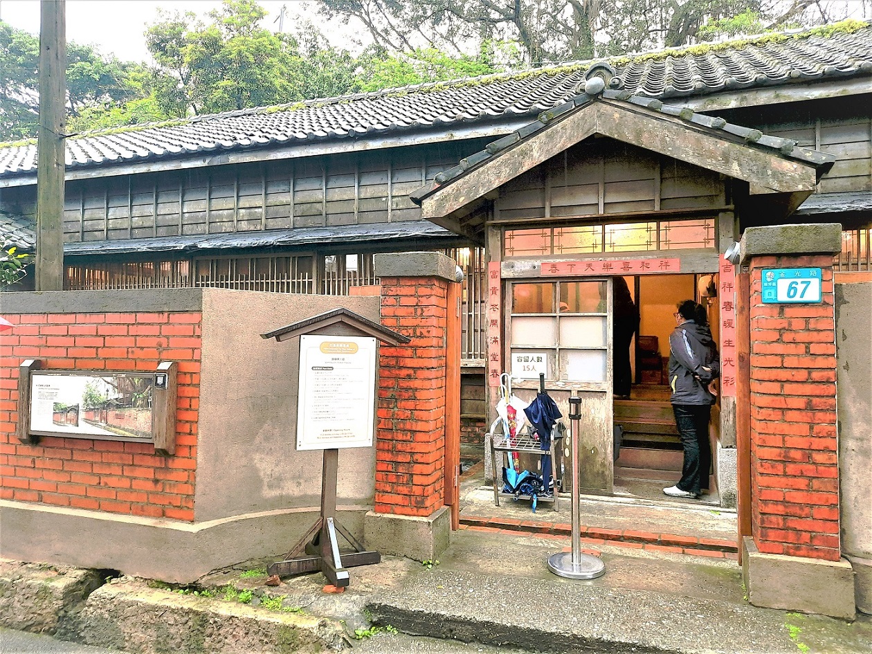 Lối vào ký túc xá Tứ Liên Đống. (Ảnh: Vương Tri Hàm/Epoch Times)