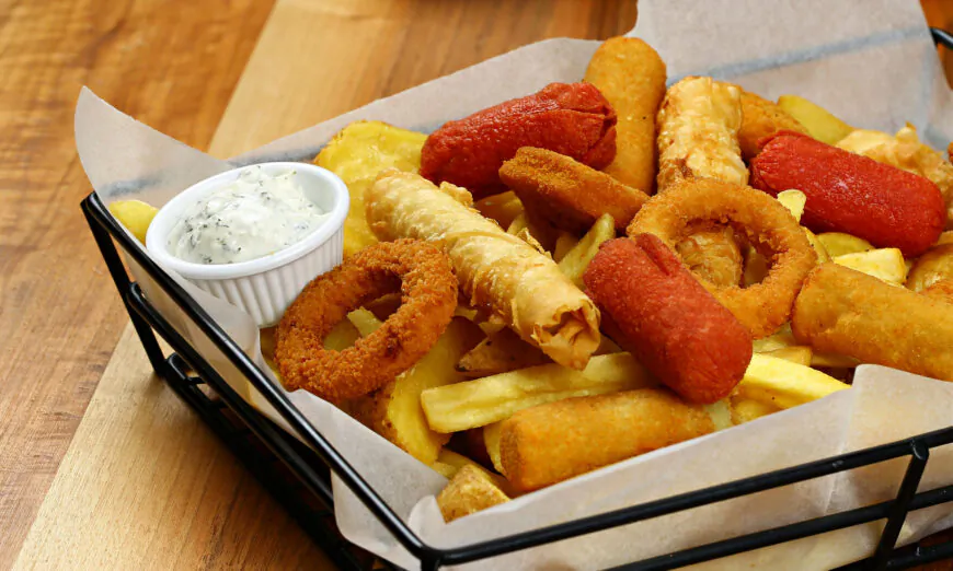 Thông tin trên mạng thường nói rằng thịt chế biến sẵn là thực phẩm gây ung thư nhiều nhất, nhưng nghiên cứu cho thấy còn có những loại thực phẩm khác kém lành mạnh hơn nhiều. (Ảnh: Muhammed Yasin Irik/Shutterstock)