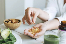 Hàm lượng acid béo không no omega-3 trong dầu cá giúp hạ huyết áp (Ảnh: Galina Zhigalova/Shutterstock)