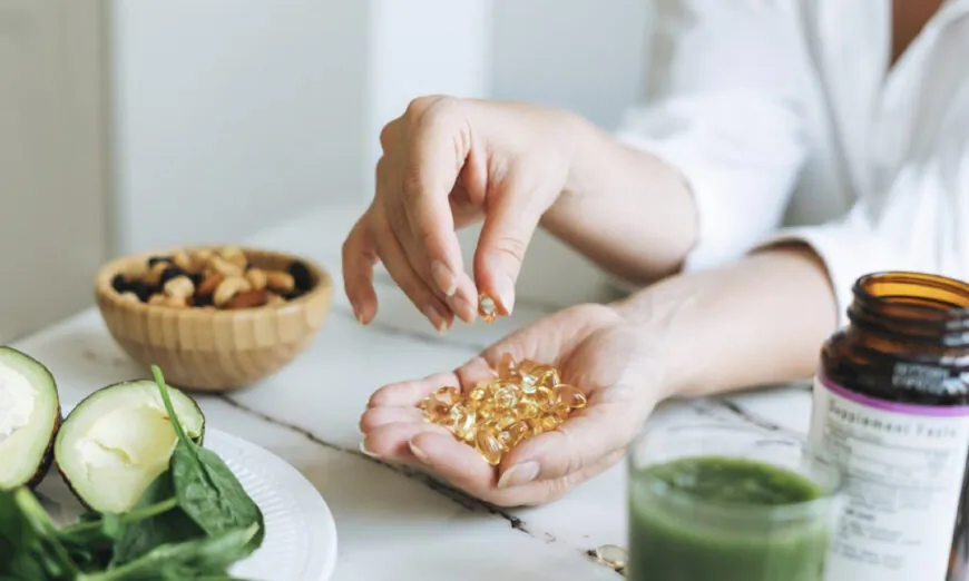 Hàm lượng acid béo không no omega-3 trong dầu cá giúp hạ huyết áp (Ảnh: Galina Zhigalova/Shutterstock)