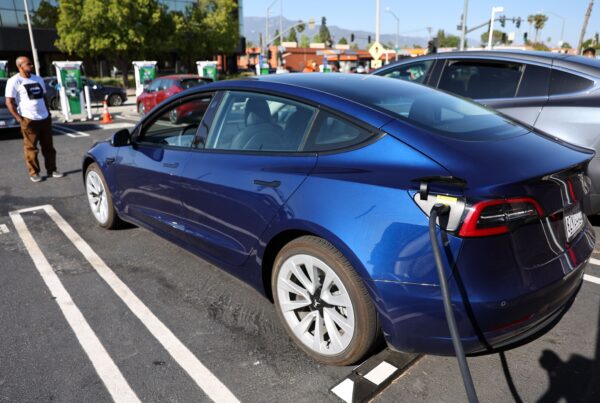 Một chiếc Tesla đang sạc điện tại một trạm Tesla Supercharger ở Pasadena, California, ảnh chụp hôm 14/04/2022 (Ảnh: Mario Tama/Getty Images)