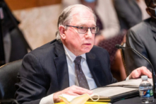 Giám đốc Lâm thời của Viện Y tế Quốc gia, Tiến sĩ Lawrence Tabak, làm chứng tại Capitol Hill ở Hoa Thịnh Đốn, vào ngày 17/05/2022. (Ảnh: Shawn Thew/AFP qua Getty Images)
