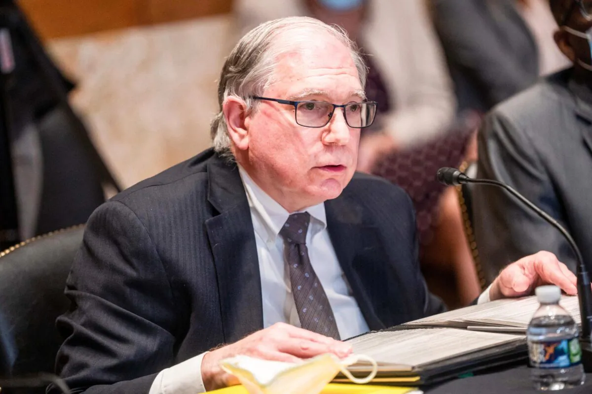 Giám đốc Lâm thời của Viện Y tế Quốc gia, Tiến sĩ Lawrence Tabak, làm chứng tại Capitol Hill ở Hoa Thịnh Đốn, vào ngày 17/05/2022. (Ảnh: Shawn Thew/AFP qua Getty Images)