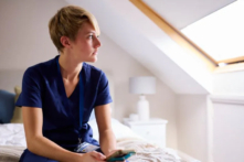 Theo một nghiên cứu mới đây, những y tá tiếp xúc với ánh sáng chói trong 40 phút trước khi làm ca đêm sẽ cảm thấy bớt mệt mỏi và ít mắc lỗi trong công việc. (Ảnh: Monkey Business Images/Shutterstock)