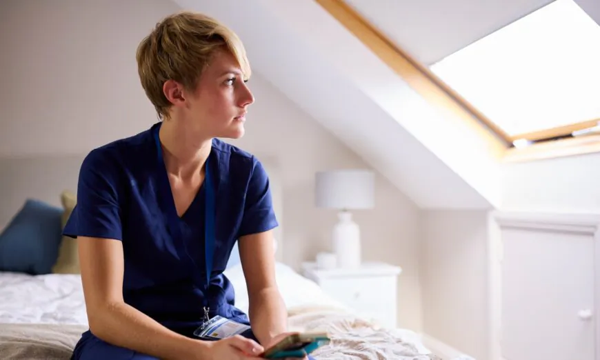 Theo một nghiên cứu mới đây, những y tá tiếp xúc với ánh sáng chói trong 40 phút trước khi làm ca đêm sẽ cảm thấy bớt mệt mỏi và ít mắc lỗi trong công việc. (Ảnh: Monkey Business Images/Shutterstock)