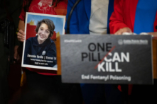 Bức ảnh cậu bé 14 tuổi Alexander Neville đã qua đời sau khi vô tình uống phải fentanyl được trưng bày tại một cuộc họp báo với các quan chức Quận Cam ở Irvine, California, hôm 28/04/2023. (Ảnh: John Fredricks/The Epoch Times)