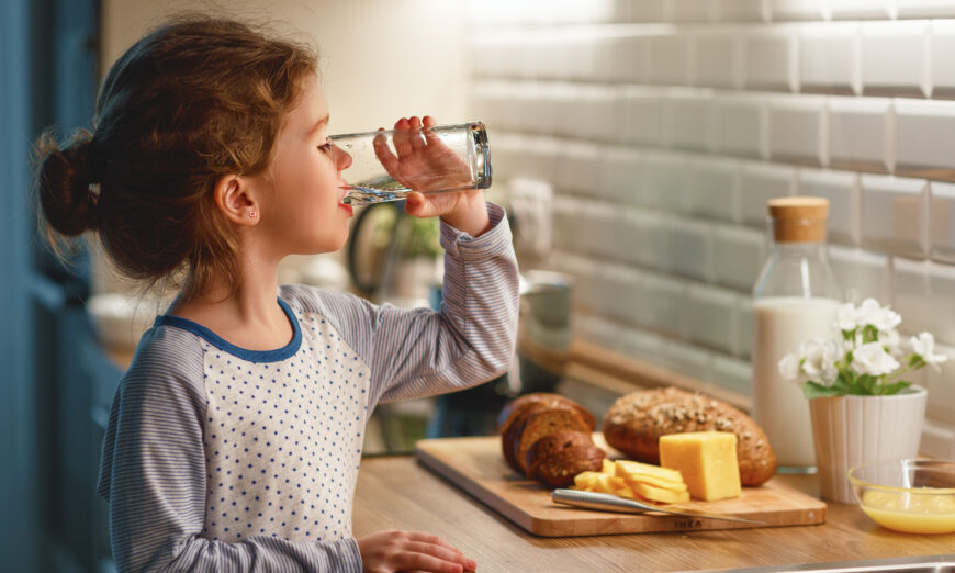 Trẻ nhỏ tiếp xúc với fluoride nhiều hơn người lớn 3 đến 4 lần. (Ảnh: Evgeny Atamanenko/Shutterstock)