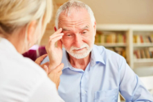 Khi ngày càng có nhiều quốc gia bước vào thời kỳ lão hóa xã hội, chứng sa sút trí tuệ đã trở thành một vấn đề chủ yếu mà nhiều gia đình và xã hội cần phải đối mặt. (Ảnh: Robert Kneschke/Shutterstock)