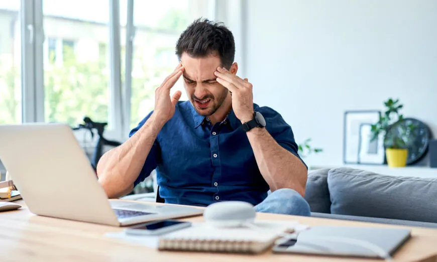 Tổ chức Y tế Thế giới liệt kê chứng đau nửa đầu là một trong 10 căn bệnh tàn phá cơ thể nhiều nhất. (Ảnh: Baranq/Shutterstock)