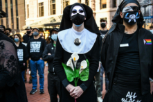 Các thành viên của nhóm Sisters of Perpetual Indulgence (Những nữ tu của Niềm đam mê Vĩnh hằng) tham gia vào cuộc tuần hành “I Can't Breathe-Silent March for Justice” (Tôi Không thể Thở – Tuần hành Lặng lẽ vì Công lý) trước Trung tâm Chính phủ Quận Hennepin hôm 07/03/2021, nơi xét xử cựu cảnh sát Minneapolis Derek Chauvin, người bị buộc tội sát hại người đàn ông Mỹ gốc Phi Châu George Floyd, sắp diễn ra tại Minneapolis, ảnh chụp hôm 08/03/2021. (Ảnh: Tribune Content Agency)