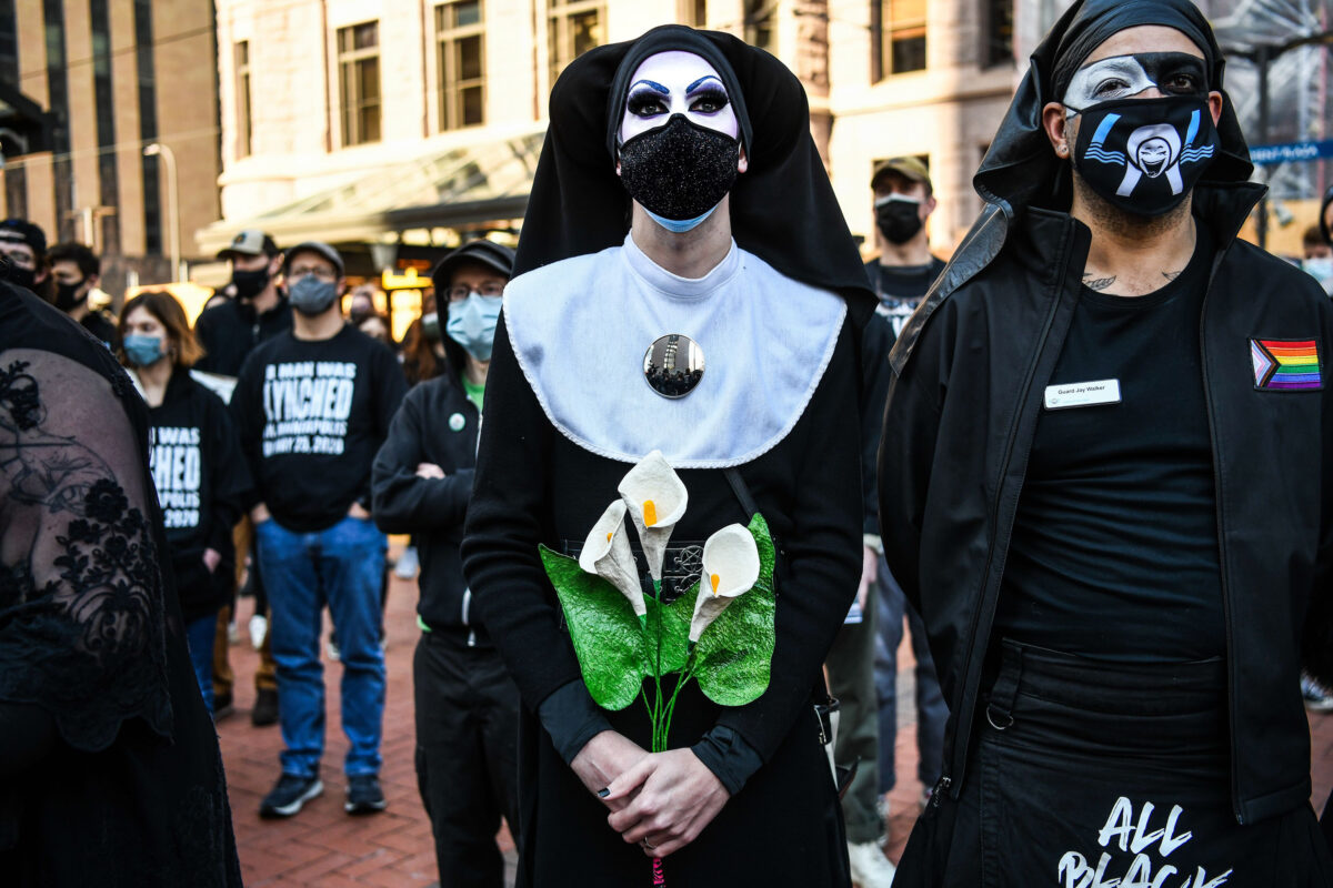 Các thành viên của nhóm Sisters of Perpetual Indulgence (Những nữ tu của Niềm đam mê Vĩnh hằng) tham gia vào cuộc tuần hành “I Can't Breathe-Silent March for Justice” (Tôi Không thể Thở – Tuần hành Lặng lẽ vì Công lý) trước Trung tâm Chính phủ Quận Hennepin hôm 07/03/2021, nơi xét xử cựu cảnh sát Minneapolis Derek Chauvin, người bị buộc tội sát hại người đàn ông Mỹ gốc Phi Châu George Floyd, sắp diễn ra tại Minneapolis, ảnh chụp hôm 08/03/2021. (Ảnh: Tribune Content Agency)