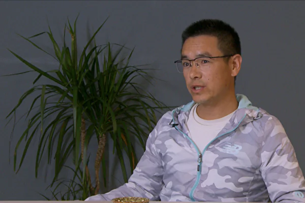 Sau khi cùng gia đình trốn khỏi Cam Túc, Trung Quốc, ông Hà Vũ đã trả lời phỏng vấn của NTD tại Los Angeles, hôm 04/05/2023. (Ảnh: Yang Yang/NTD)