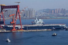Type 001A, hàng không mẫu hạm thứ hai của Trung Quốc, được chuyển từ ụ tàu khô xuống nước trong buổi lễ hạ thủy tại nhà máy đóng tàu Đại Liên ở Đại Liên, tỉnh Liêu Ninh, đông bắc Trung Quốc, vào ngày 26/04/2017. (Ảnh: STR/AFP qua Getty Images)