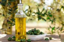 Lợi ích sức khỏe của dầu ô liu (Ảnh: Caftor/Shutterstock)