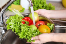 Dư lượng thuốc trừ sâu trên trái cây và rau củ không chỉ gây rối loạn nội tiết mà còn có thể gây hại cho hệ thần kinh và thậm chí gây ung thư. (Ảnh: 5 second Studio/Shutterstock)