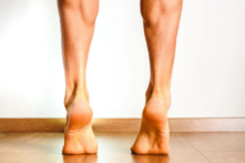 Động tác chống đẩy cơ dép được thực hiện một cách nhẹ nhàng cho thấy chúng ta không cần phải nỗ lực quá nhiều hoặc tập luyện lâu trong các phòng gym để cải thiện sức khỏe trao đổi chất. (Ảnh: Joaquin Corbalan P/Shutterstock)