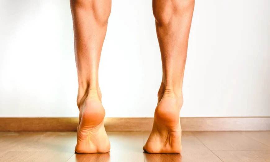 Động tác chống đẩy cơ dép được thực hiện một cách nhẹ nhàng cho thấy chúng ta không cần phải nỗ lực quá nhiều hoặc tập luyện lâu trong các phòng gym để cải thiện sức khỏe trao đổi chất. (Ảnh: Joaquin Corbalan P/Shutterstock)