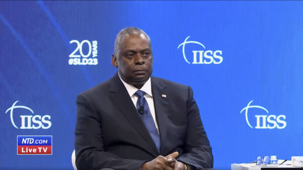 Bộ trưởng Quốc phòng Hoa Kỳ Lloyd Austin nói tại một phiên họp toàn thể tại hội nghị thượng đỉnh an ninh Á Châu Đối thoại Shangri-La ở Singapore hôm 03/06/2023, trong một ảnh tĩnh từ video. (Ảnh: Viện Nghiên cứu Chiến lược Quốc tế qua Reuters/Ảnh chụp màn hình qua NTD)