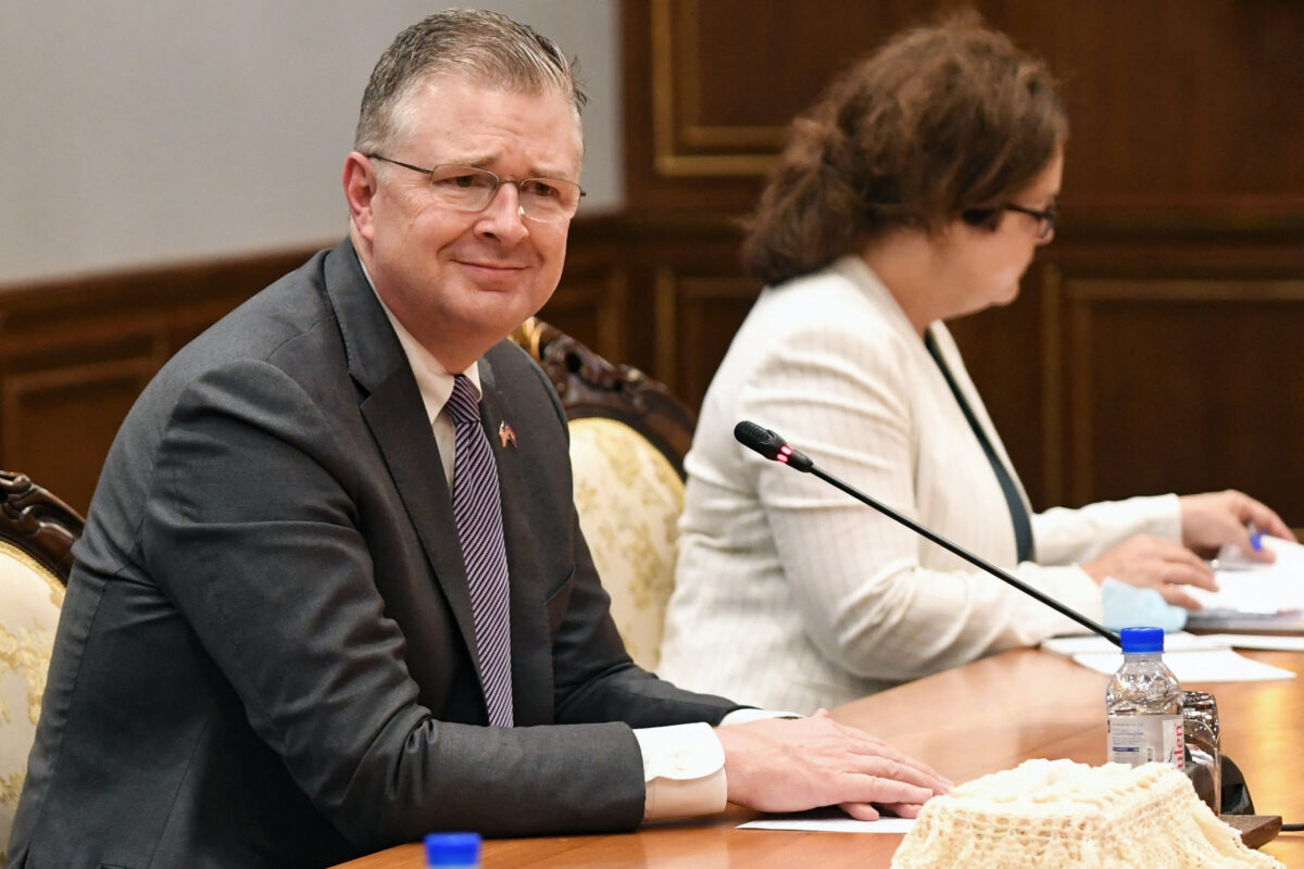 Trợ lý Ngoại trưởng Hoa Kỳ đặc trách các vấn đề Đông Á và Thái Bình Dương Daniel J. Kritenbrink (Trái) lắng nghe trong cuộc gặp với Bộ trưởng Ngoại giao Campuchia Prak Sokhonn tại Bộ Ngoại giao ở Phnom Penh vào ngày 12/07/2022. (Ảnh: Tang Chhin Sothy/AFP qua Getty Images)