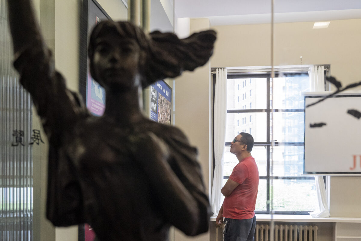 Một bản sao của Nữ thần Dân chủ được trưng bày tại Triển lãm Tưởng niệm Sự kiện Lục Tứ ở Thành phố New York, hôm 04/06/2023. (Ảnh: Chung I Ho/The Epoch Times)