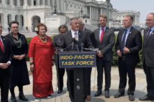 Chủ tịch Ủy ban Hạ viện về Tài nguyên Thiên nhiên Bruce Westerman (Cộng Hòa-Arkansas) cùng với các thành viên của Quốc hội tuyên bố thành lập một lực lượng đặc nhiệm để giải quyết các mối đe dọa ngày càng tăng của Trung Quốc trong khu vực Ấn Độ Dương-Thái Bình Dương. (Ảnh: Đăng dưới sự cho phép của Ủy ban Hạ viện về Tài nguyên Thiên nhiên)