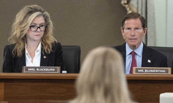 Thượng nghị sĩ Marsha Blackburn (Cộng Hòa-Tennessee) (trái) và Thượng nghị sĩ Richard Blumenthal (Dân Chủ-Connecticut) trình bày trong phiên điều trần ở Hoa Thịnh Đốn vào ngày 05/10/2021. (Ảnh: Alex Brandon/AP Photo)