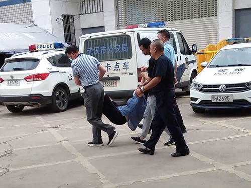 Công an Vũ Hán mặc thường phục bắt cóc học viên Pháp Luân Công Chu Ái Lâm vào ngày hôm 29/09/2021. (Ảnh: Minghui.org)