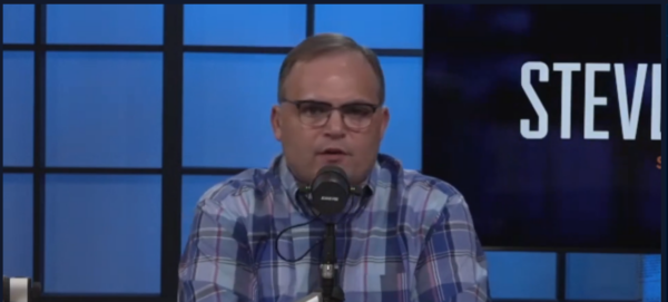 Nhà bình luận xã hội Steve Deace, tác giả của những cuốn sách như “Faucian Bargain: The Most Powerful and Dangerous Bureaucrat in American History” (Giao Ước Với Ma Quỷ: Quan Chức Quyền Lực Và Nguy Hiểm Nhất Trong Lịch Sử Nước Mỹ) và “A Nefarious Plot” (Một Âm Mưu Bất Chính) bày tỏ quan điểm của mình về chủ nghĩa chuyển giới đang nhấn chìm xã hội Mỹ trong một cuộc phỏng vấn gần đây trên chương trình Crossroads. (Ảnh: Ảnh chụp màn hình từ EpochTV)