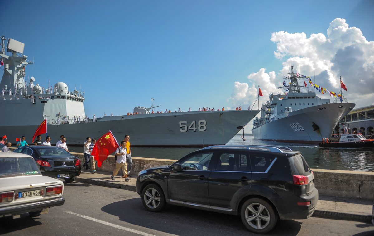 Tàu hải quân Trung Quốc Type 054A (NATO định danh: Jiankai II) và khinh hạm Ích Dương 548 (bên phải) cùng tàu tiếp tế tổng hợp 886 Thiên Đảo Hồ tiến vào cảng Havana hôm 10/11/2015. (Ảnh: Yamil Lage/AFP qua Getty Images)