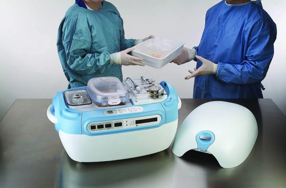 Bức ảnh dùng làm tư liệu báo chí không đề rõ ngày tháng này là ảnh chụp Hộp chuyên dụng vận chuyển thận LifePort, một thiết bị tự động để đánh giá và vận chuyển thận phục vụ cho cấy ghép. (Ảnh: LifePort/Getty Images)