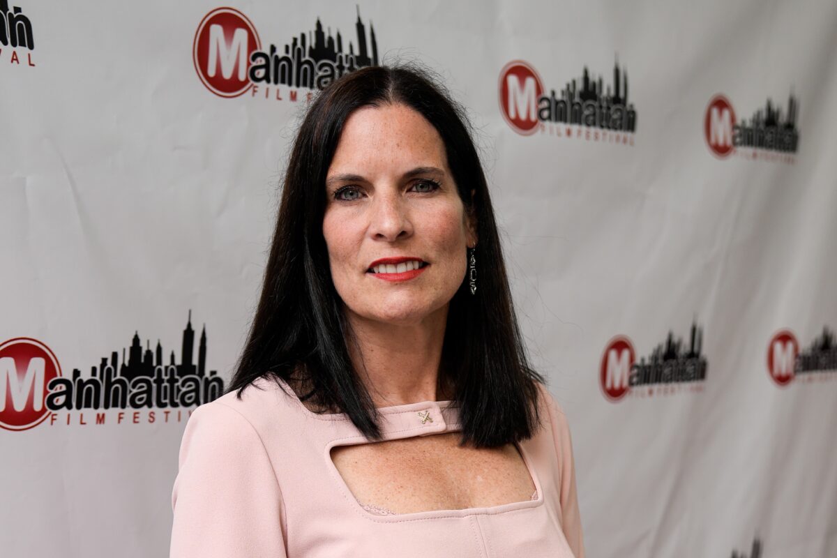 Bà Erin Friday, một người mẹ và cũng là một luật sư, trước buổi ra mắt bộ phim tài liệu “Chuyển Đổi Giới Tính” của Epoch Times tại New York hôm 15/06/2023. (Ảnh: Samira Bouaou/The Epoch Times)