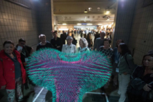 Khách tham quan đang nhìn vào một tác phẩm trưng bày tại trung tâm Ars Electronica ở Linz, thủ phủ của tiểu bang Thượng Áo vào ngày 06/09/2019. (Ảnh: Alex Halada/AFP qua Getty Images)