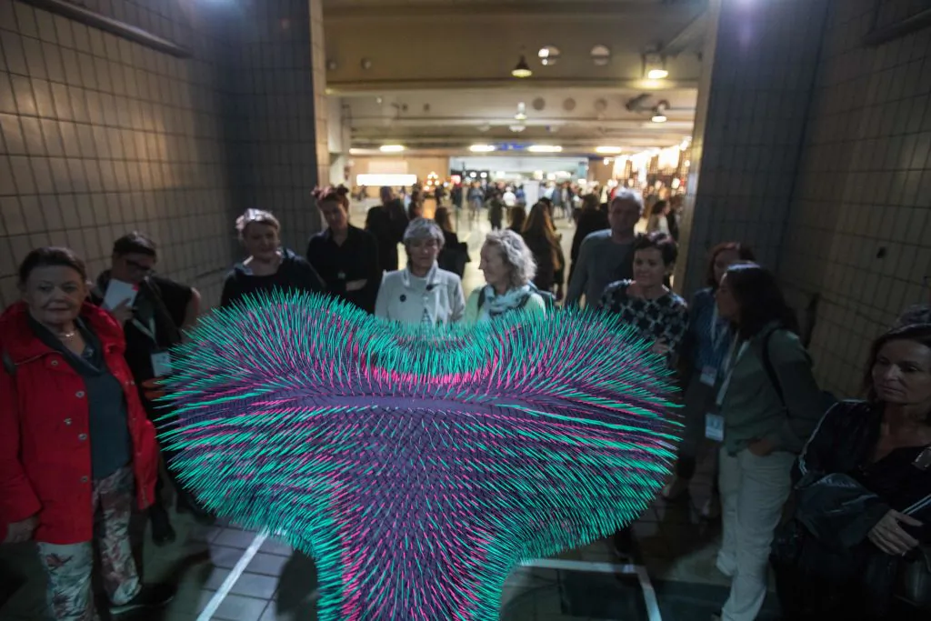 Khách tham quan đang nhìn vào một tác phẩm trưng bày tại trung tâm Ars Electronica ở Linz, thủ phủ của tiểu bang Thượng Áo vào ngày 06/09/2019. (Ảnh: Alex Halada/AFP qua Getty Images)