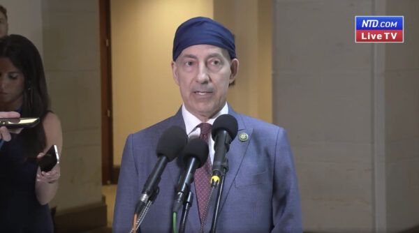 Thành viên Cao cấp của Ủy ban Giám sát và Trách nhiệm giải trình của Hạ viện Jamie Raskin (Dân Chủ-Maryland) nói chuyện với các phóng viên tại Tòa nhà Capitol Hoa Kỳ ở Hoa Thịnh Đốn, hôm 20/06/2023, trong một ảnh tĩnh từ video do NTD phát hành. (Ảnh: NTD)