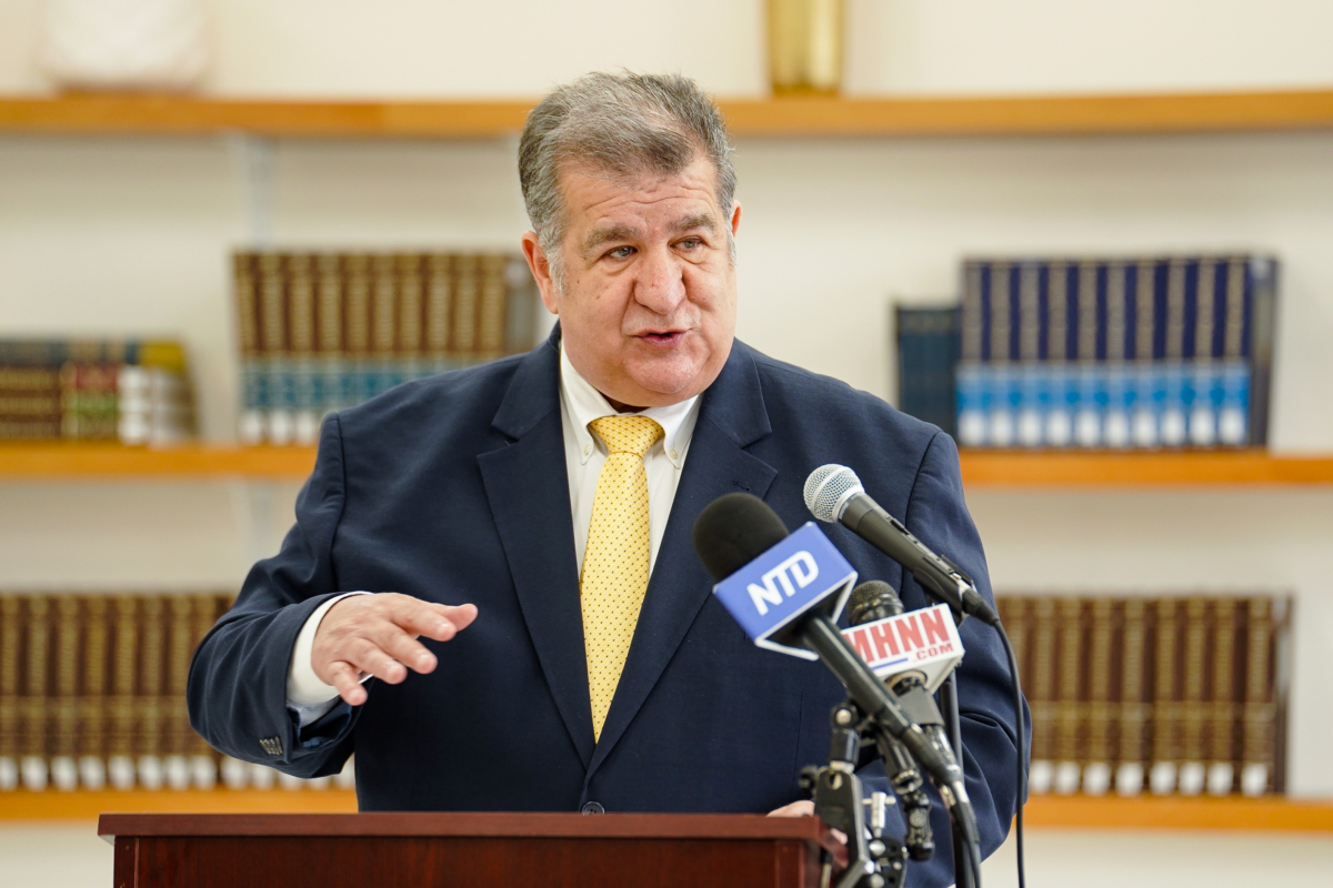 Ông Joseph DeStefano, thị trưởng của Middletown, trình bày tại lễ khai trương tòa nhà trụ sở đầu tiên của Gan Jing World, được đặt tên là “MT0” hay “Middletown Zero,” ở Middletown, New York, hôm 22/06/2023. (Ảnh: Samira Bouaou/The Epoch Times)