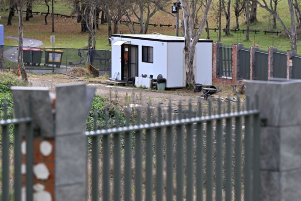 Một căn lều có thể tháo rời được tại địa điểm từng là địa điểm xây dựng đại sứ quán Nga ở Canberra hôm 23/06/2023. Một nhà ngoại giao đơn độc đang từ chối rời khỏi khu đất thuộc Khối thịnh vượng chung trước đây do người Nga nắm giữ để đặt đại sứ quán trong tương lai, dẫn đến một cuộc đôi co với Cảnh sát Liên bang Úc. (Ảnh: AAP Image/Mick Tsikas)