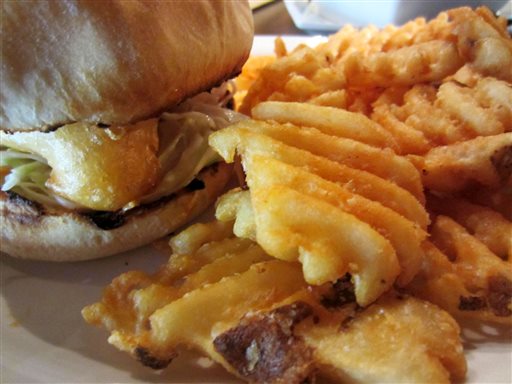 Dưới nhiệt độ cao, các loại rau ăn củ có thể tạo ra chất độc thần kinh có tên acrylamide. (Ảnh: AP Photo/Terry Kole)