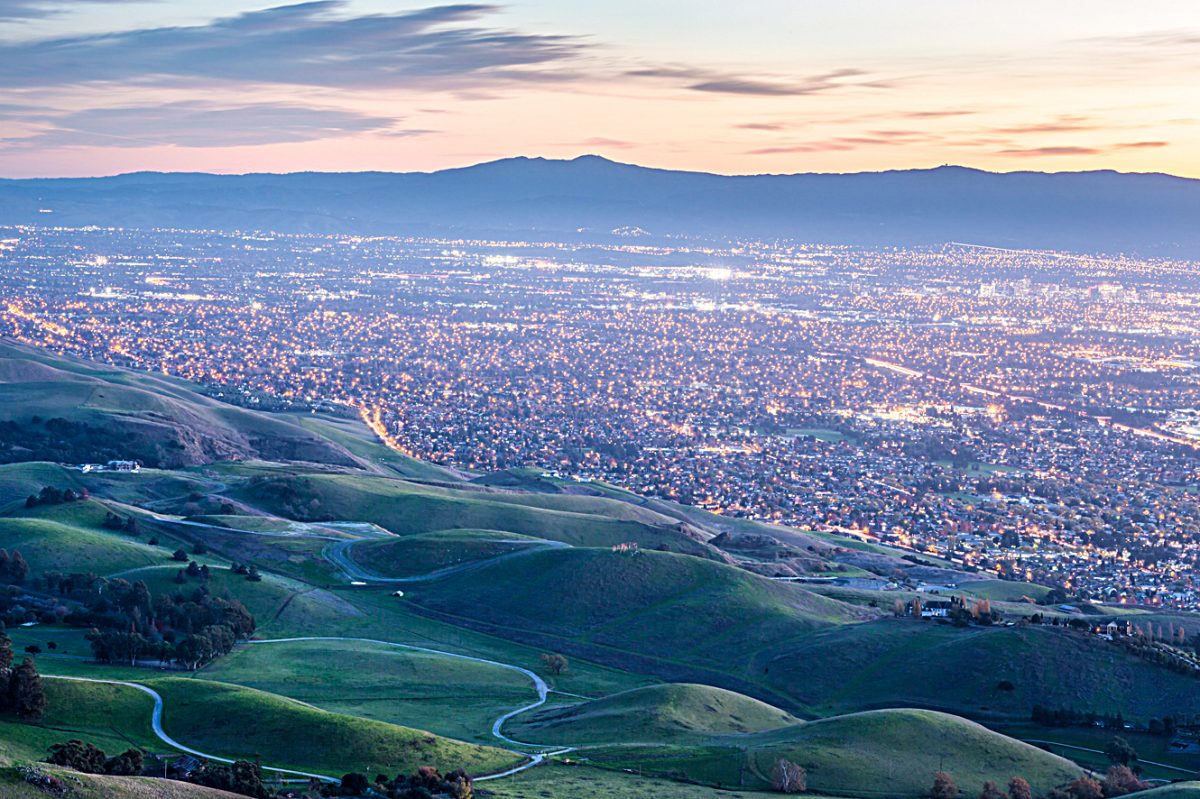 Khung cảnh Silicon Valley nhìn từ Monument Peak gần Milpitas, California (Ảnh: Yuval Helfman/Shutterstock)