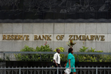 Mọi người đi ngang qua tòa nhà Ngân hàng Dự trữ Zimbabwe ở Harare, Zimbabwe, vào ngày 25/02/2019. (Ảnh: REUTERS/Philimon Bulawayo/File Photo)