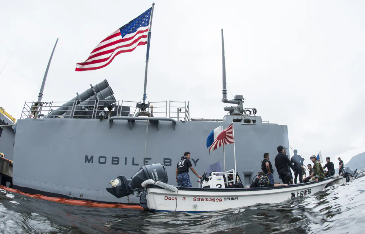 Một cuộc tập trận hàng hải ba bên giữa Hải quân Ấn Độ, Lực lượng Phòng vệ Hàng hải Nhật Bản, và Lực lượng Hải quân Hoa Kỳ tại Ấn Độ Dương–Châu Á–Thái Bình Dương ở Sasebo, Nhật Bản, ngày 12/06/2016. (Ảnh: Hải quân Hoa Kỳ do Chuyên gia Truyền thông Đại chúng cấp 1 Charles E. White thực hiện/Đã phát hành)