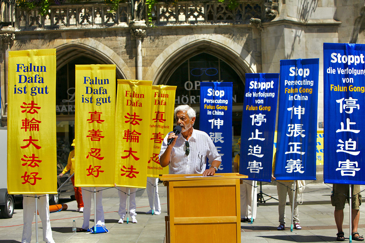 Ông Hubert Körper kêu gọi nước Đức chung tay kết thúc bức hại Pháp Luân Công tại Trung Quốc. (Ảnh: Trang web Minh Huệ).